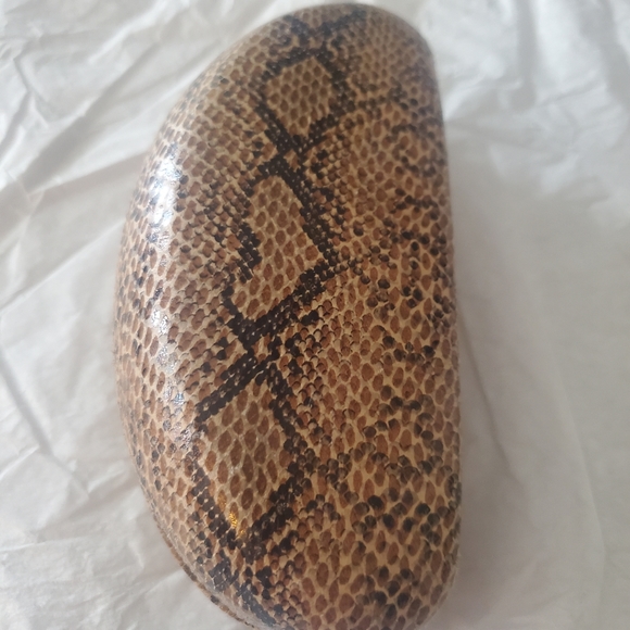 Curations Sunglasses with Case - Picture 7 of 7